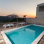 Homes In Kostelj 5424 度假居 *
